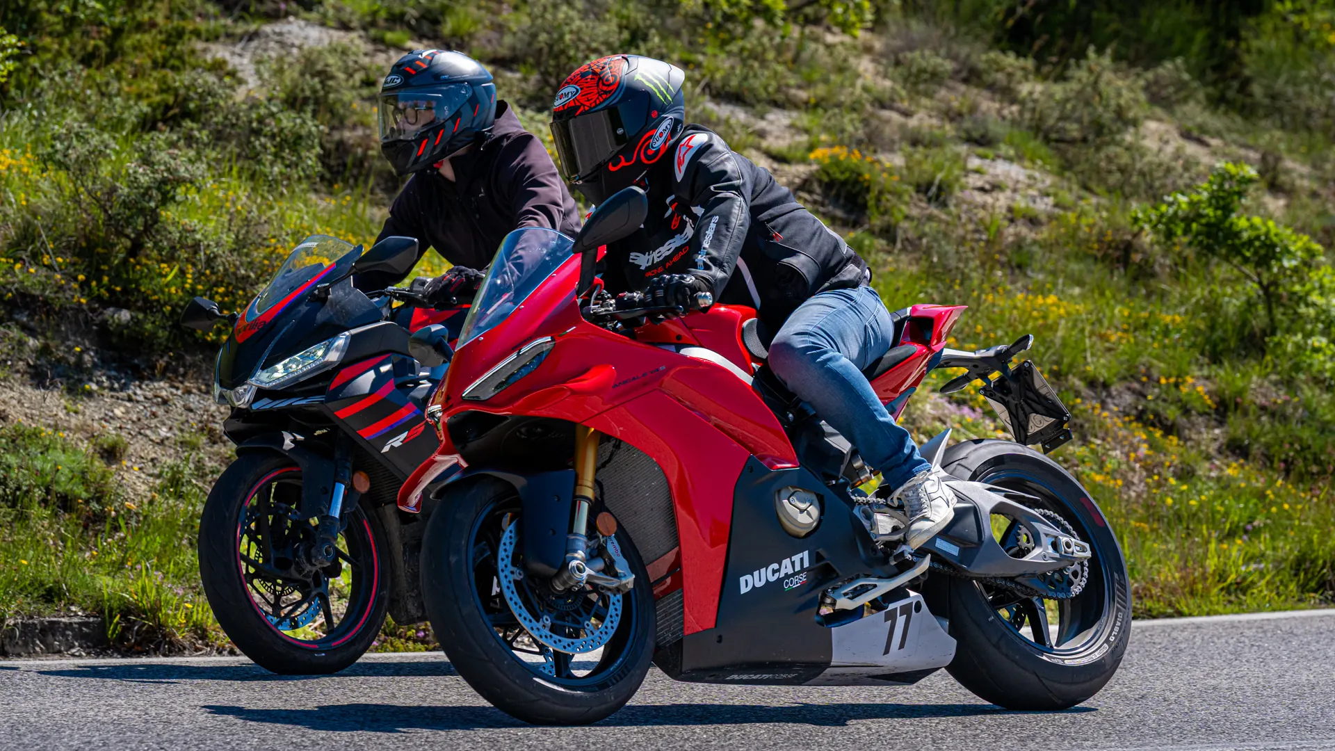 Motociclista in piega fotografato sui passi del Centro Italia - FotoMoto.click