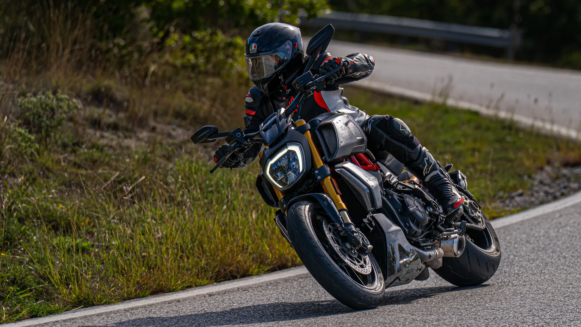 Motociclista in piega fotografato sui passi del Centro Italia - FotoMoto.click