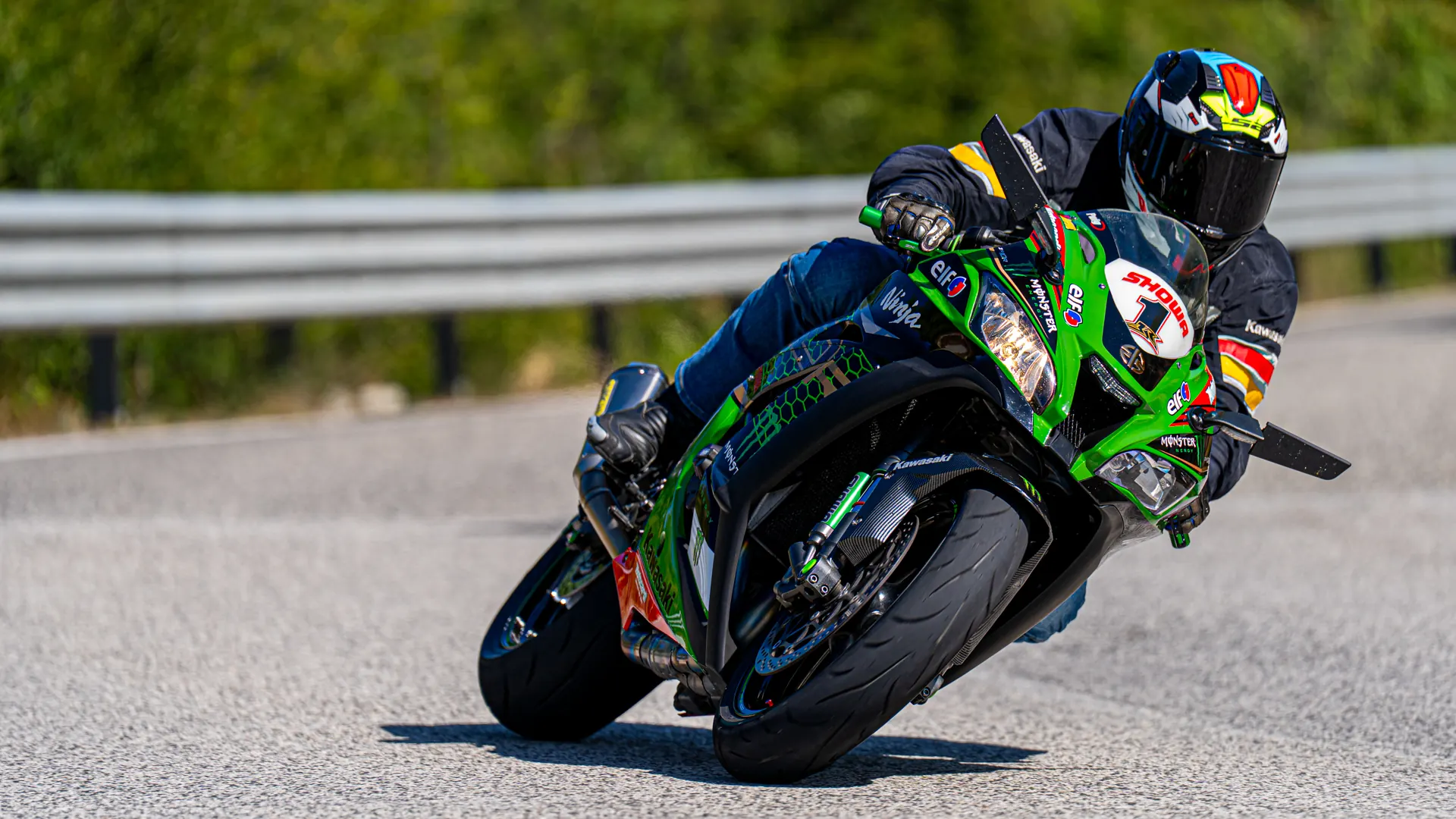 Motociclista in piega fotografato sui passi del Centro Italia - FotoMoto.click