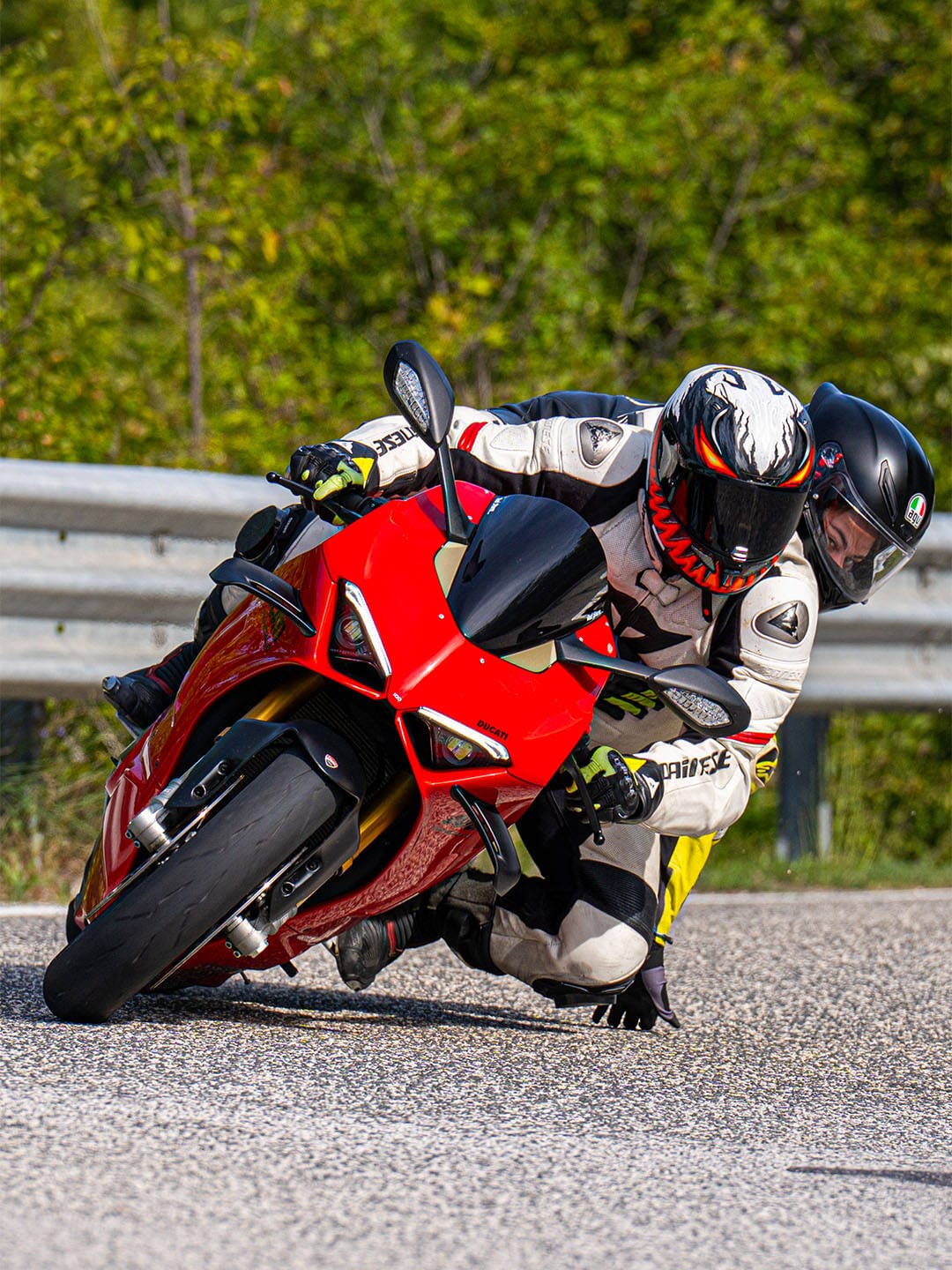 Motociclista in piega a Bocca Serriola