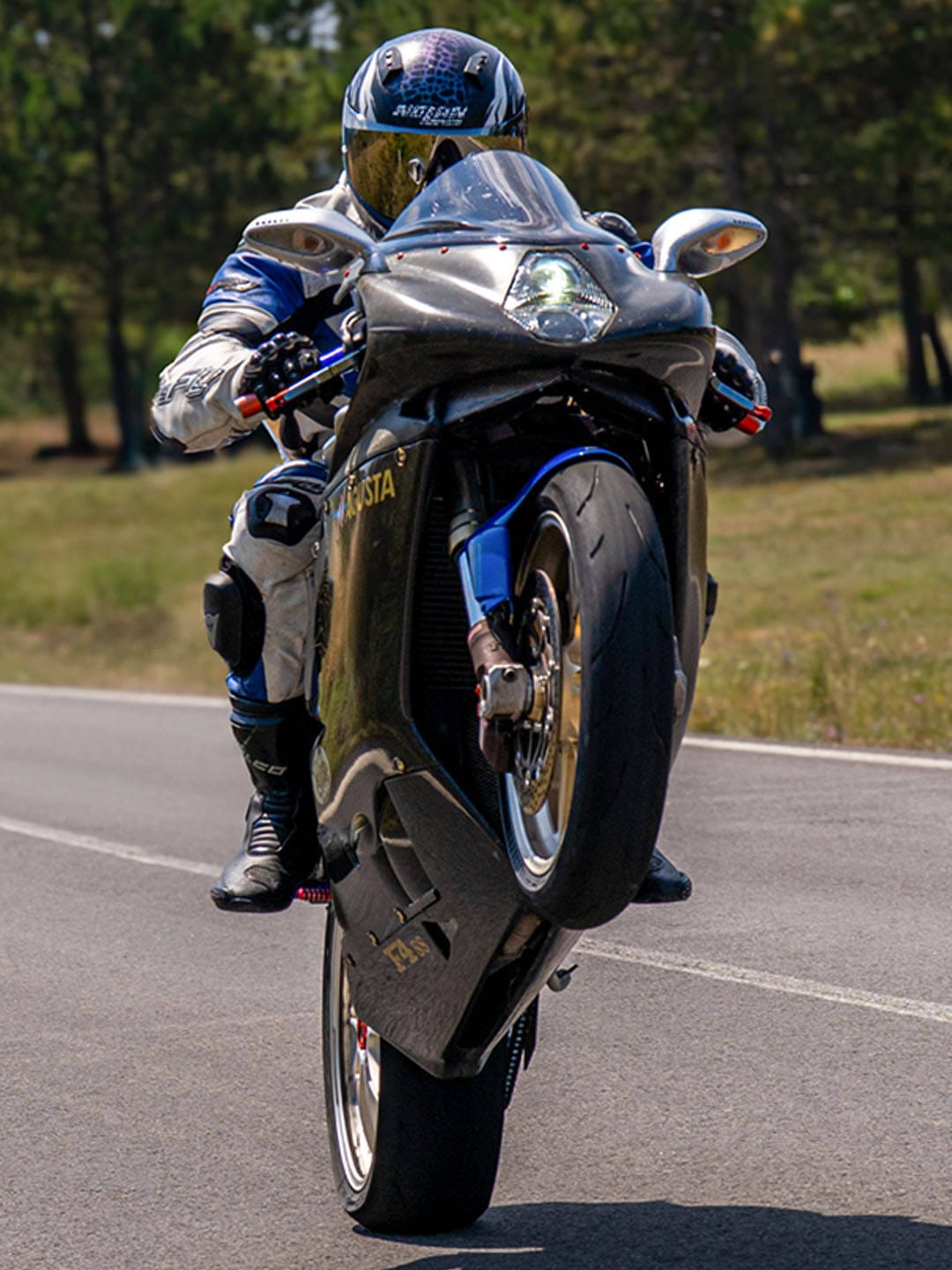 Moto sportiva in curva al Passo dello Spino