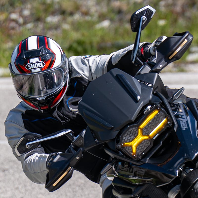 Foto motociclista in piega scaricabile ad alta risoluzione senza filigrana