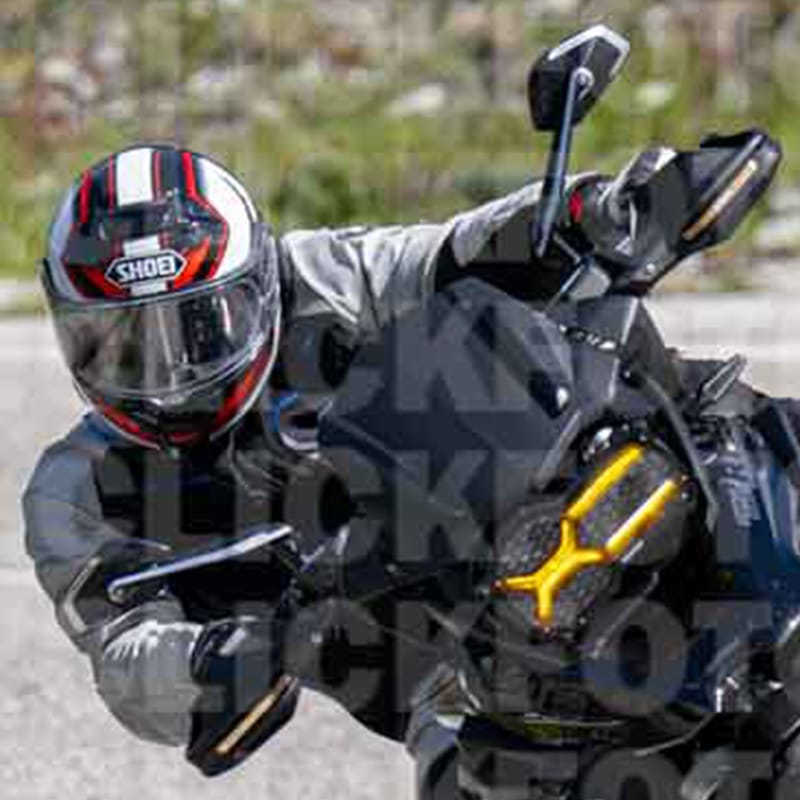 Anteprima foto motociclista con filigrana per protezione copyright